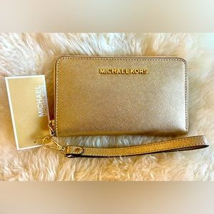 NWT Michael Kors Leather Wallet with detachable strap, brand new
